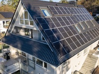 PVT-Wärmepumpe-Holzkessel-Batteriespeicher