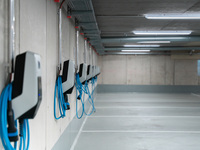 Ladeinfrastruktur in Mehrparteienhäusern: Bund fördert Wallboxen und Vorverkabelung in WEGs