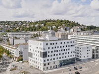 Effiziente Krankenhaussanierung im laufenden Betrieb: Smarte Gebäudetechnik von GEZE im Klinikum Stuttgart