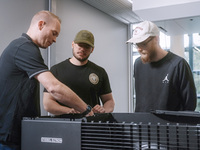 „Gemeinsam mit unserem Kundendienst haben wir analysiert, welche Probleme in der Praxis auftreten können“, so Frank Röder, Leiter der Planungsabteilung des Heizungsherstellers. „Daraus ist die Schulung 'Die zehn häufigsten Fehler bei Wärmepumpe-Projekten' entstanden, in der wir zeigen, worauf in welchem Prozessschritt besonders geachtet werden muss, um Schwierigkeiten von vornherein auszuschließen.“ „Es gibt verschiedene Fallstricke, die einem Fachhandwerker bei Planung, Installation und Inbetriebnahme ei