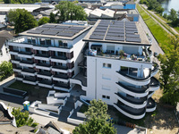 Interessant für größere Wohn- und Gewerbegebäude: ZEWOTHERM unterstützt Installationsbetriebe mit abgestimmten Produktsystemen für Photovoltaik, Speichertechnik, Wärmepumpen und Energiemanagement sowie bei der Projektierung und Planung von Mieterstromkonzepten.