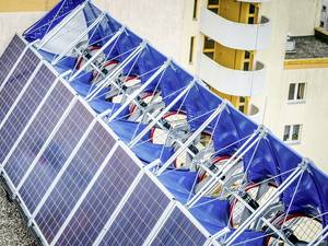 Dach-Hybridkraftwerk: Sonne und Wind zur Stromerzeugung nutzen