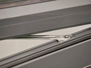 Roto: Neuer Beschlag für nach außen öffnende Drehfensterflügel aus Aluminium