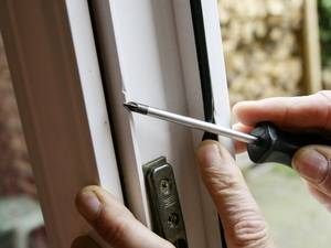 Wie Montagefehler bei Fenstern Einbrechern die Arbeit erleichtern