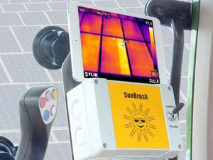 Smartes Monitoring beim Reinigen der PV-Anlage