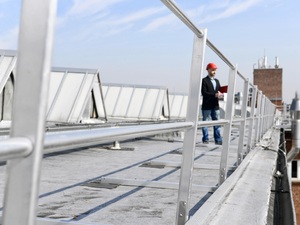 PV-Wartung: So lassen sich Stürze vom Flachdach vermeiden