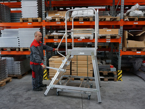 Neue Podesttreppe mit Zentralfeststellung von Euroline