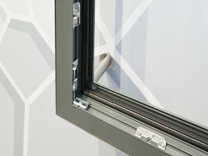 Roto: Vorklemmbare Sicherheitsschließstücke für Aluminiumfenster