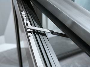 Roto: Arretierbarer Öffnungsbegrenzer für Aluminiumfenster