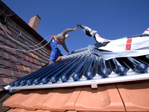 Heizen mit der Sonne: Photovoltaik oder Solarthermie auf das Dach?