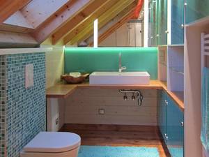 Dachschrägenbad: Badgestaltung mit Farbe und Holz