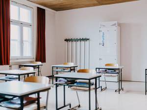 Wolf stattet Schule in Bayern mit Luftreinigungsgerät aus