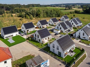 Hügelshart: Erste Effizienzhaus-Plus-Siedlung Deutschlands