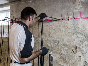 Horizontalsperre mit Spezialparaffin hält Mauerwerk trocken