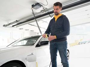Schellenberg: LEDs und ausziehbare Stromsteckdose für die Garage