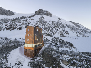 Schwarzensteinhütte in Bozen mit Velux Dachfenster