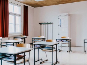 Luftreiniger im Klassenraum