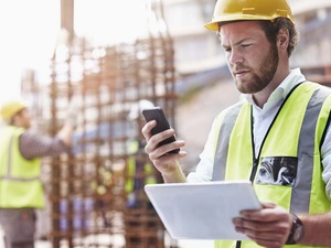 Bauarbeiter mit Smartphone