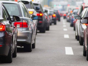 Zwei Reihen Autostau nebeneinander