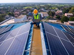 Arbeiter auf einem Solardach