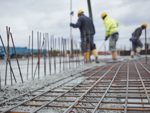 Baustelle mit Arbeitern