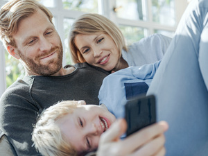 Familie schaut auf ein Smartphone