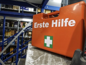 Erste Hilfe: Neue Vorschriften für Verbandskästen im Betrieb