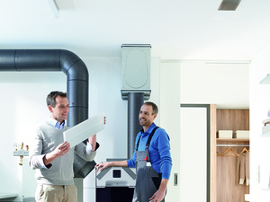 Eine mechanische Wohnungslüftung sorgt für kontinuierlichen Luftaustausch, filtert die Zuluft und verhindert mit einer Wärmerückgewinnung, dass teuer aufgeheizte Raumluft "zum Fenster hinausgeblasen" wird.