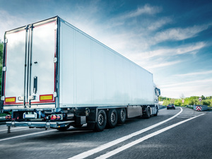 Ein Lkw auf der Autobahn