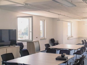 Über-Kopf-Arbeiten für eff. Heizen und Kühlen: Nachrüstung von Heiz- und Kühldeckensystemen