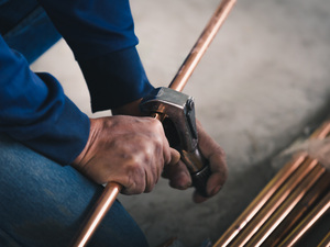 Dichtheitsprüfung: Lecksuche an gedämmten Rohrleitungen