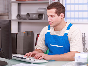 Handwerker im Büro