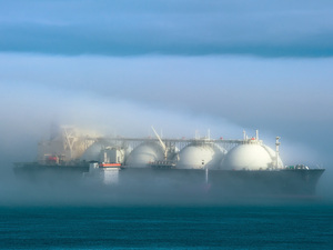 LNG-Tanker im Nebel