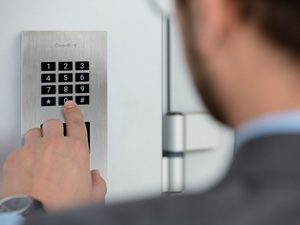 DoorBird A1121: IP-Zutrittskontrollgerät mit Keypad und RFID