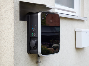 Wallbox an einer Hauswand für das gleichzeitige Laden von zwei Elektroautos.