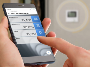 Zewotherm Smart Home-Regelung Frau bedient die App auf einem Handy