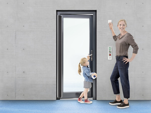 Ohne einen Erwachsenen können die Kinder die Eingangstür der Tageseinrichtung nicht unbemerkt öffnen.