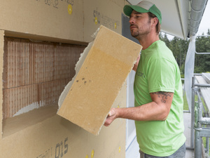 Das ökologische WDVS StoTherm Wood basiert auf einer Holzweichfaserplatte. Diese weist aufgrund der Speicherung von CO2 während der Wachstumsphase des Holzes sogar eine negative CO2-Bilanz bei der Herstellung auf.