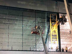 Heavydrive montiert übergroßes Glaselement in Tesla-Fabrik