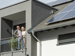 Seit 1. Januar 2023 greift die Solar-Pflicht im Südwesten auch für bestehende Gebäude – wenn das Dach grundlegend saniert wird.