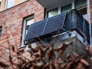 Eine Solaranlage auf einem Balkon