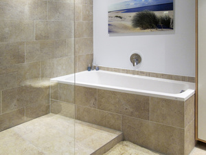 Raumsparwanne: Badewanne plus Dusche auch in kleinen Bädern