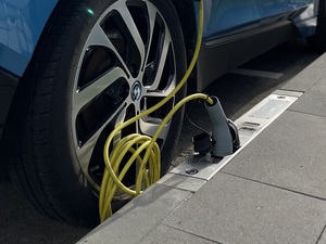 Ladebordsteine: Pilotprojekt startet in Köln