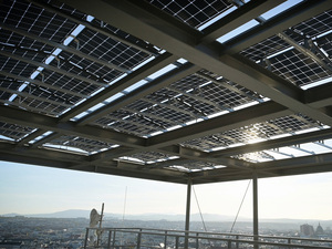 Doppelte Stromernte: Bifaziale Module auf Flachdächern