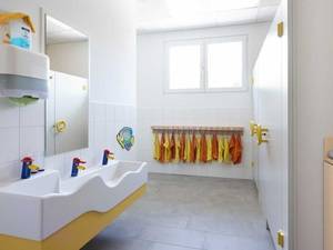 Badezimmer in Kita mit großem Waschbecken