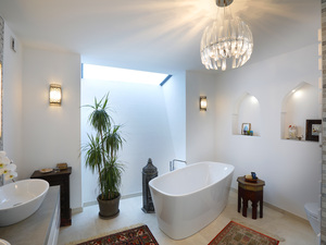 Lichtfluter und andere Lösungen für Frischluft und Tageslicht erzeugen eine behagliche Wohnatmosphäre bis ins Untergeschoss.