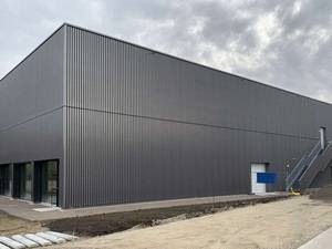 Zehnder ZFP Deckenstrahlplatten in Schweizer Sporthalle