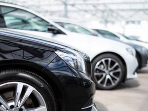 Neue und Gebrauchtwagen stehen in einer Reihe