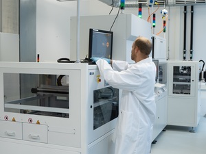 Die am Fraunhofer CSP vorhandene Mess- und Klassifizierungsplattform MK4 bietet Pro-zess- und Datenanalytik für die Hochleistungs-Photovoltaik-Produktion.