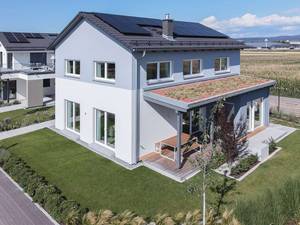 Individuelles und nachhaltiges Holz-Fertighaus aus seriell gefertigten Elementen.